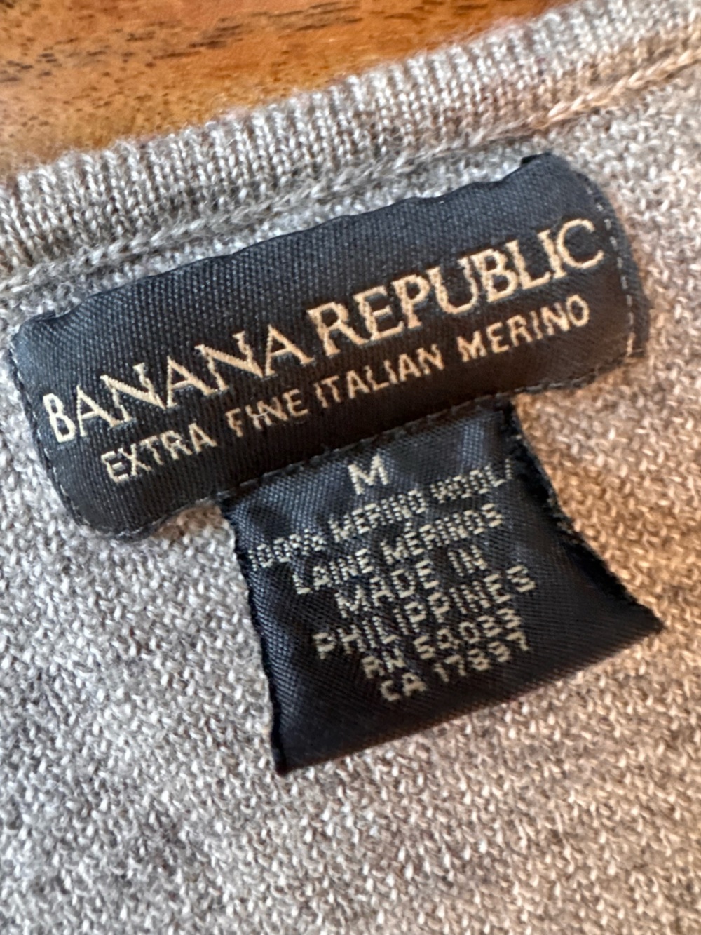 Banana Republic Women's Light Gray V-Neck Italian Wool Merino Sweater - Picture 3 of 5